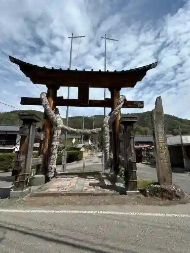 新海三社神社の{uncategorized: "未分類", other: "その他", undefined: "問題あり", building: "その他建物", grave: "お墓", sacred_gate: "鳥居", guardian: "狛犬", statue: "像", buddha: "仏像", history: "歴史", nature: "自然", garden: "庭園", animal: "動物", pagoda: "塔", temizu: "手水舎", mountain_gate: "山門・神門", sanctuary: "本殿・本堂", subordinate: "末社・摂社", art: "芸術", scenery: "景色", jizo: "地蔵", ema: "絵馬", goshuin: "御朱印", omikuji: "おみくじ", items: "授与品その他", amulet: "お守り", goshuincho: "御朱印帳", eats: "食事", festival: "お祭り", votive_dance: "神楽", shichigosan: "七五三参", wedding: "結婚式", experience: "体験その他", initially: "初詣", around: "周辺", anti_infection: "感染症対策"}