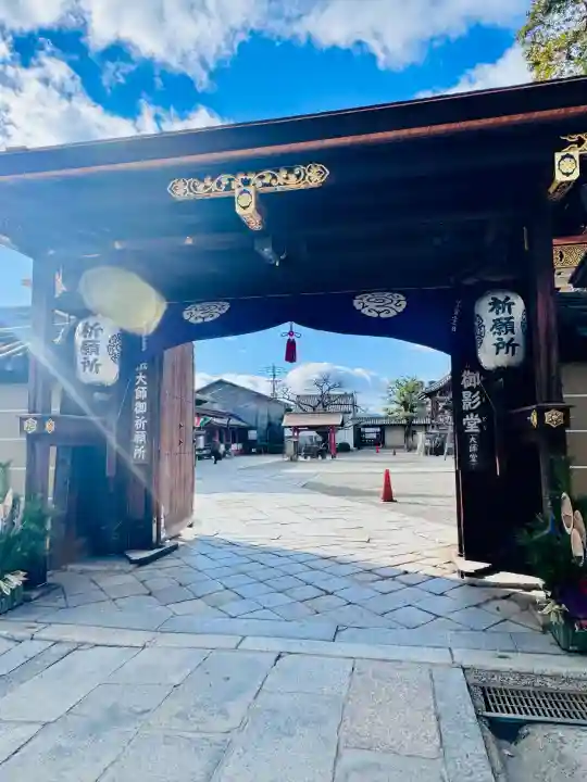 東寺(教王護国寺)の{uncategorized: "未分類", other: "その他", undefined: "問題あり", building: "その他建物", grave: "お墓", sacred_gate: "鳥居", guardian: "狛犬", statue: "像", buddha: "仏像", history: "歴史", nature: "自然", garden: "庭園", animal: "動物", pagoda: "塔", temizu: "手水舎", mountain_gate: "山門・神門", sanctuary: "本殿・本堂", subordinate: "末社・摂社", art: "芸術", scenery: "景色", jizo: "地蔵", ema: "絵馬", goshuin: "御朱印", omikuji: "おみくじ", items: "授与品その他", amulet: "お守り", goshuincho: "御朱印帳", eats: "食事", festival: "お祭り", votive_dance: "神楽", shichigosan: "七五三参", wedding: "結婚式", experience: "体験その他", initially: "初詣", around: "周辺", anti_infection: "感染症対策"}