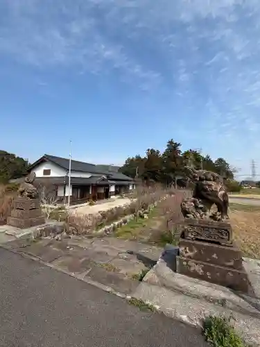 六所神社の{uncategorized: "未分類", other: "その他", undefined: "問題あり", building: "その他建物", grave: "お墓", sacred_gate: "鳥居", guardian: "狛犬", statue: "像", buddha: "仏像", history: "歴史", nature: "自然", garden: "庭園", animal: "動物", pagoda: "塔", temizu: "手水舎", mountain_gate: "山門・神門", sanctuary: "本殿・本堂", subordinate: "末社・摂社", art: "芸術", scenery: "景色", jizo: "地蔵", ema: "絵馬", goshuin: "御朱印", omikuji: "おみくじ", items: "授与品その他", amulet: "お守り", goshuincho: "御朱印帳", eats: "食事", festival: "お祭り", votive_dance: "神楽", shichigosan: "七五三参", wedding: "結婚式", experience: "体験その他", initially: "初詣", around: "周辺", anti_infection: "感染症対策"}