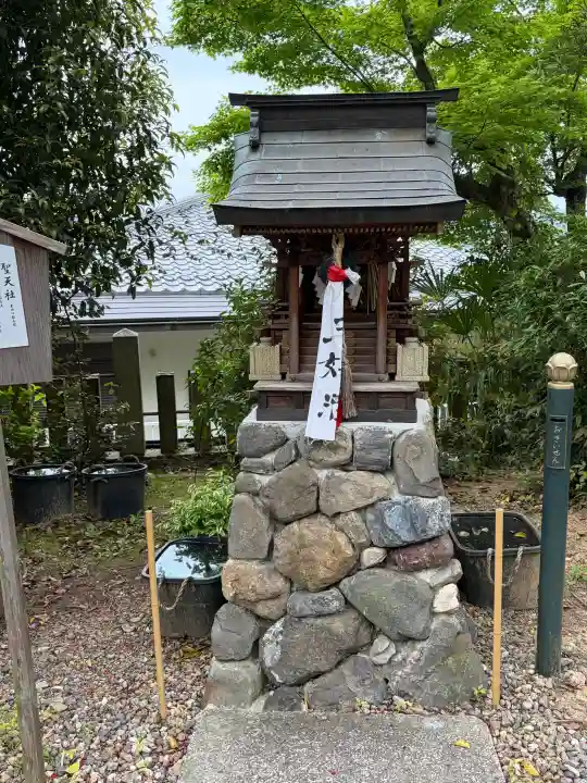 粟田神社の{uncategorized: "未分類", other: "その他", undefined: "問題あり", building: "その他建物", grave: "お墓", sacred_gate: "鳥居", guardian: "狛犬", statue: "像", buddha: "仏像", history: "歴史", nature: "自然", garden: "庭園", animal: "動物", pagoda: "塔", temizu: "手水舎", mountain_gate: "山門・神門", sanctuary: "本殿・本堂", subordinate: "末社・摂社", art: "芸術", scenery: "景色", jizo: "地蔵", ema: "絵馬", goshuin: "御朱印", omikuji: "おみくじ", items: "授与品その他", amulet: "お守り", goshuincho: "御朱印帳", eats: "食事", festival: "お祭り", votive_dance: "神楽", shichigosan: "七五三参", wedding: "結婚式", experience: "体験その他", initially: "初詣", around: "周辺", anti_infection: "感染症対策"}