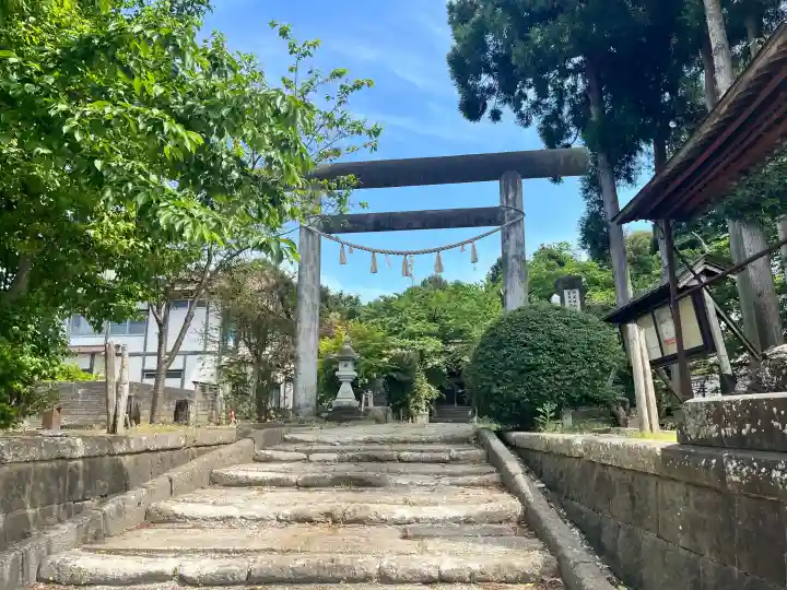 横手神明社の{uncategorized: "未分類", other: "その他", undefined: "問題あり", building: "その他建物", grave: "お墓", sacred_gate: "鳥居", guardian: "狛犬", statue: "像", buddha: "仏像", history: "歴史", nature: "自然", garden: "庭園", animal: "動物", pagoda: "塔", temizu: "手水舎", mountain_gate: "山門・神門", sanctuary: "本殿・本堂", subordinate: "末社・摂社", art: "芸術", scenery: "景色", jizo: "地蔵", ema: "絵馬", goshuin: "御朱印", omikuji: "おみくじ", items: "授与品その他", amulet: "お守り", goshuincho: "御朱印帳", eats: "食事", festival: "お祭り", votive_dance: "神楽", shichigosan: "七五三参", wedding: "結婚式", experience: "体験その他", initially: "初詣", around: "周辺", anti_infection: "感染症対策"}