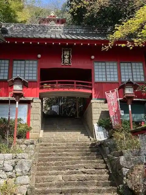 磯山弁財天の山門・神門