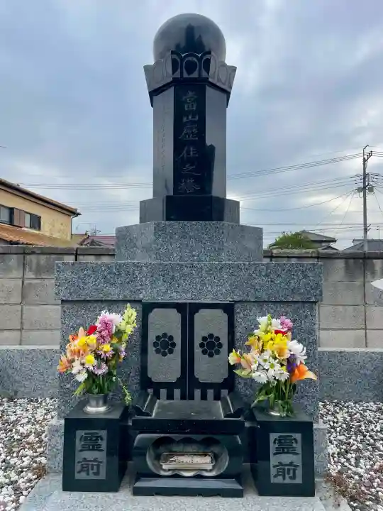 九品寺の{uncategorized: "未分類", other: "その他", undefined: "問題あり", building: "その他建物", grave: "お墓", sacred_gate: "鳥居", guardian: "狛犬", statue: "像", buddha: "仏像", history: "歴史", nature: "自然", garden: "庭園", animal: "動物", pagoda: "塔", temizu: "手水舎", mountain_gate: "山門・神門", sanctuary: "本殿・本堂", subordinate: "末社・摂社", art: "芸術", scenery: "景色", jizo: "地蔵", ema: "絵馬", goshuin: "御朱印", omikuji: "おみくじ", items: "授与品その他", amulet: "お守り", goshuincho: "御朱印帳", eats: "食事", festival: "お祭り", votive_dance: "神楽", shichigosan: "七五三参", wedding: "結婚式", experience: "体験その他", initially: "初詣", around: "周辺", anti_infection: "感染症対策"}