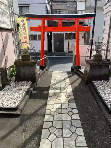 伏見大漁稲荷神社の{uncategorized: "未分類", other: "その他", undefined: "問題あり", building: "その他建物", grave: "お墓", sacred_gate: "鳥居", guardian: "狛犬", statue: "像", buddha: "仏像", history: "歴史", nature: "自然", garden: "庭園", animal: "動物", pagoda: "塔", temizu: "手水舎", mountain_gate: "山門・神門", sanctuary: "本殿・本堂", subordinate: "末社・摂社", art: "芸術", scenery: "景色", jizo: "地蔵", ema: "絵馬", goshuin: "御朱印", omikuji: "おみくじ", items: "授与品その他", amulet: "お守り", goshuincho: "御朱印帳", eats: "食事", festival: "お祭り", votive_dance: "神楽", shichigosan: "七五三参", wedding: "結婚式", experience: "体験その他", initially: "初詣", around: "周辺", anti_infection: "感染症対策"}