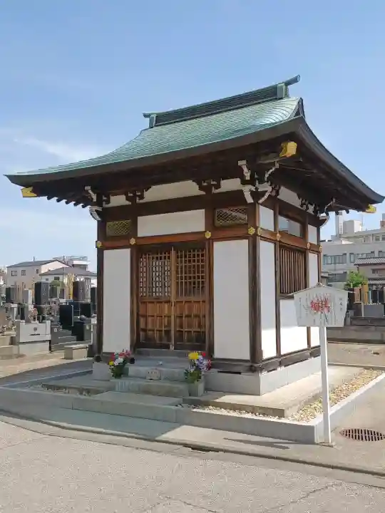 三学院の{uncategorized: "未分類", other: "その他", undefined: "問題あり", building: "その他建物", grave: "お墓", sacred_gate: "鳥居", guardian: "狛犬", statue: "像", buddha: "仏像", history: "歴史", nature: "自然", garden: "庭園", animal: "動物", pagoda: "塔", temizu: "手水舎", mountain_gate: "山門・神門", sanctuary: "本殿・本堂", subordinate: "末社・摂社", art: "芸術", scenery: "景色", jizo: "地蔵", ema: "絵馬", goshuin: "御朱印", omikuji: "おみくじ", items: "授与品その他", amulet: "お守り", goshuincho: "御朱印帳", eats: "食事", festival: "お祭り", votive_dance: "神楽", shichigosan: "七五三参", wedding: "結婚式", experience: "体験その他", initially: "初詣", around: "周辺", anti_infection: "感染症対策"}