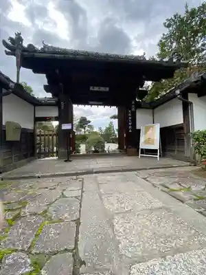 養徳院の山門・神門