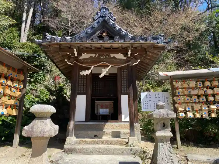 尾長天満宮の{uncategorized: "未分類", other: "その他", undefined: "問題あり", building: "その他建物", grave: "お墓", sacred_gate: "鳥居", guardian: "狛犬", statue: "像", buddha: "仏像", history: "歴史", nature: "自然", garden: "庭園", animal: "動物", pagoda: "塔", temizu: "手水舎", mountain_gate: "山門・神門", sanctuary: "本殿・本堂", subordinate: "末社・摂社", art: "芸術", scenery: "景色", jizo: "地蔵", ema: "絵馬", goshuin: "御朱印", omikuji: "おみくじ", items: "授与品その他", amulet: "お守り", goshuincho: "御朱印帳", eats: "食事", festival: "お祭り", votive_dance: "神楽", shichigosan: "七五三参", wedding: "結婚式", experience: "体験その他", initially: "初詣", around: "周辺", anti_infection: "感染症対策"}