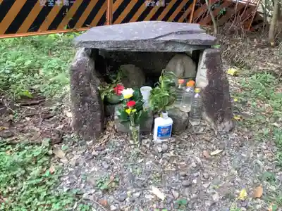 祠、行者像の本殿・本堂