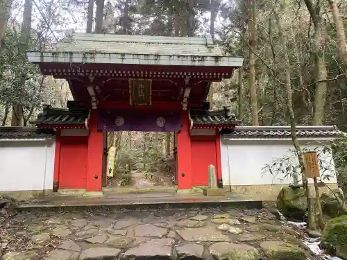 大本山七宝瀧寺の{uncategorized: "未分類", other: "その他", undefined: "問題あり", building: "その他建物", grave: "お墓", sacred_gate: "鳥居", guardian: "狛犬", statue: "像", buddha: "仏像", history: "歴史", nature: "自然", garden: "庭園", animal: "動物", pagoda: "塔", temizu: "手水舎", mountain_gate: "山門・神門", sanctuary: "本殿・本堂", subordinate: "末社・摂社", art: "芸術", scenery: "景色", jizo: "地蔵", ema: "絵馬", goshuin: "御朱印", omikuji: "おみくじ", items: "授与品その他", amulet: "お守り", goshuincho: "御朱印帳", eats: "食事", festival: "お祭り", votive_dance: "神楽", shichigosan: "七五三参", wedding: "結婚式", experience: "体験その他", initially: "初詣", around: "周辺", anti_infection: "感染症対策"}