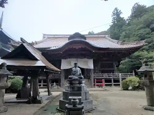 椎尾山薬王院の本殿・本堂