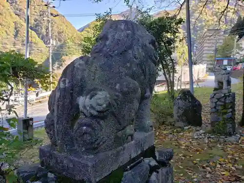 宇奈月神社の狛犬