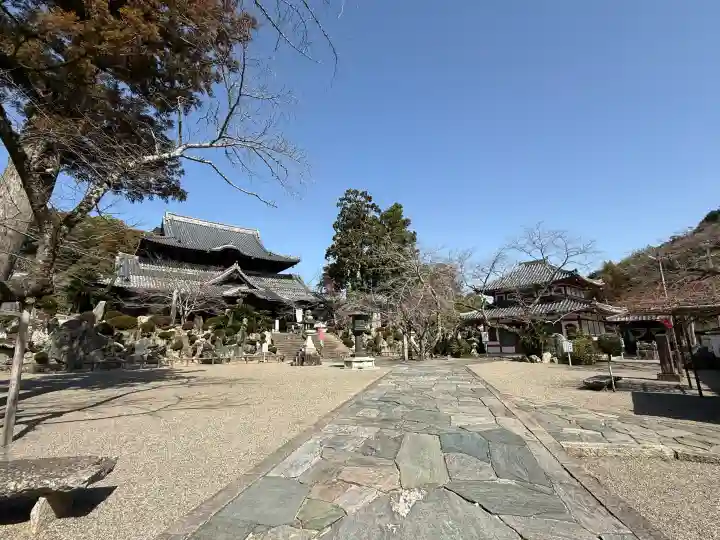 粉河寺の{uncategorized: "未分類", other: "その他", undefined: "問題あり", building: "その他建物", grave: "お墓", sacred_gate: "鳥居", guardian: "狛犬", statue: "像", buddha: "仏像", history: "歴史", nature: "自然", garden: "庭園", animal: "動物", pagoda: "塔", temizu: "手水舎", mountain_gate: "山門・神門", sanctuary: "本殿・本堂", subordinate: "末社・摂社", art: "芸術", scenery: "景色", jizo: "地蔵", ema: "絵馬", goshuin: "御朱印", omikuji: "おみくじ", items: "授与品その他", amulet: "お守り", goshuincho: "御朱印帳", eats: "食事", festival: "お祭り", votive_dance: "神楽", shichigosan: "七五三参", wedding: "結婚式", experience: "体験その他", initially: "初詣", around: "周辺", anti_infection: "感染症対策"}