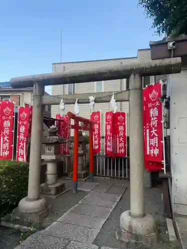 穏田出世稲荷神社の{uncategorized: "未分類", other: "その他", undefined: "問題あり", building: "その他建物", grave: "お墓", sacred_gate: "鳥居", guardian: "狛犬", statue: "像", buddha: "仏像", history: "歴史", nature: "自然", garden: "庭園", animal: "動物", pagoda: "塔", temizu: "手水舎", mountain_gate: "山門・神門", sanctuary: "本殿・本堂", subordinate: "末社・摂社", art: "芸術", scenery: "景色", jizo: "地蔵", ema: "絵馬", goshuin: "御朱印", omikuji: "おみくじ", items: "授与品その他", amulet: "お守り", goshuincho: "御朱印帳", eats: "食事", festival: "お祭り", votive_dance: "神楽", shichigosan: "七五三参", wedding: "結婚式", experience: "体験その他", initially: "初詣", around: "周辺", anti_infection: "感染症対策"}