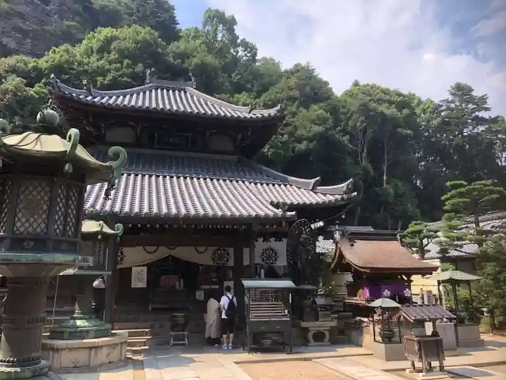 宝山寺の本殿・本堂