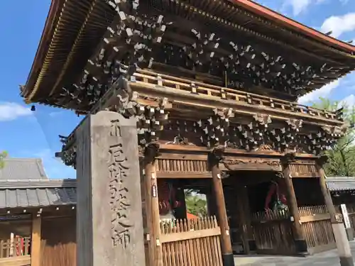 西新井大師総持寺の山門・神門