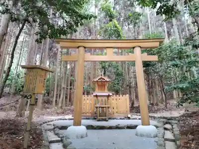 貴船神社(大神神社末社)の{uncategorized: "未分類", other: "その他", undefined: "問題あり", building: "その他建物", grave: "お墓", sacred_gate: "鳥居", guardian: "狛犬", statue: "像", buddha: "仏像", history: "歴史", nature: "自然", garden: "庭園", animal: "動物", pagoda: "塔", temizu: "手水舎", mountain_gate: "山門・神門", sanctuary: "本殿・本堂", subordinate: "末社・摂社", art: "芸術", scenery: "景色", jizo: "地蔵", ema: "絵馬", goshuin: "御朱印", omikuji: "おみくじ", items: "授与品その他", amulet: "お守り", goshuincho: "御朱印帳", eats: "食事", festival: "お祭り", votive_dance: "神楽", shichigosan: "七五三参", wedding: "結婚式", experience: "体験その他", initially: "初詣", around: "周辺", anti_infection: "感染症対策"}