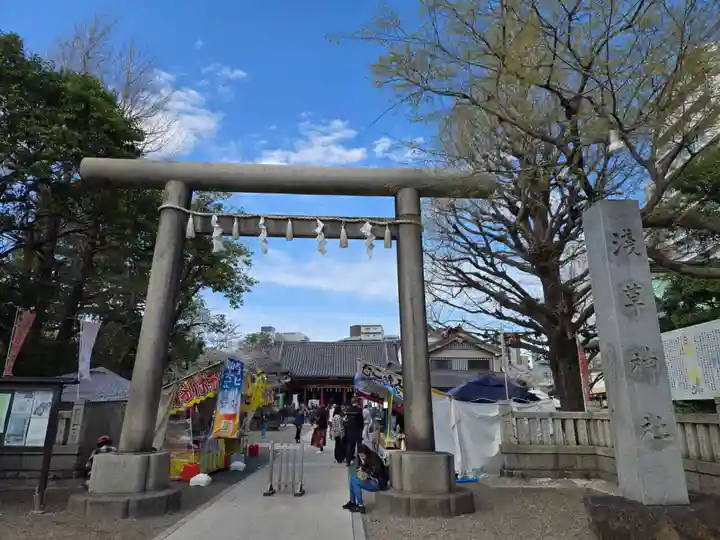 浅草神社の鳥居