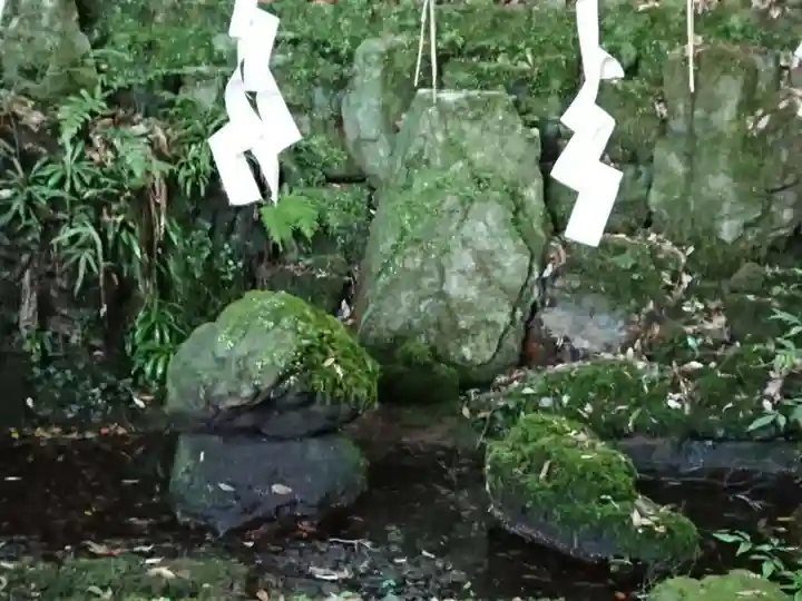 亀石明神の本殿・本堂