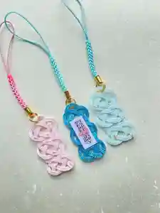 1年の半年の夏越の大祓(6月30日)に合わせ、
6~8月の間、前半の半年間の感謝と
後半の半年の平穏を祈る夏詣
夏越の大払いとともに新しい夏の風習として
定着してきました
夏詣御守りは
水引で繊細に編み上げ
夏越しの大祓から着想を得たお守りです
あわじ結びを三つ連ねることで
茅の輪くぐりの清浄と再生のイメージを表現
草木の香りとともに
心身を清め
夏の無事と年末までの安寧を祈る願いを込めています
裏には磐椅神社のお札を付けてあり
お祓いをしてお分けいたします
6/28から社務所にて頒布いたします
ご予約はDMからも受け付けます