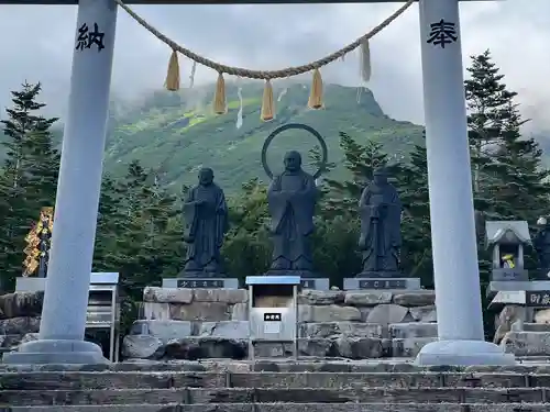 御嶽神社  遥拝所の像