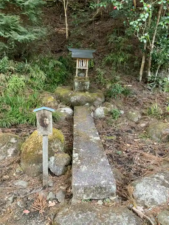 賀蘇山神社の{uncategorized: "未分類", other: "その他", undefined: "問題あり", building: "その他建物", grave: "お墓", sacred_gate: "鳥居", guardian: "狛犬", statue: "像", buddha: "仏像", history: "歴史", nature: "自然", garden: "庭園", animal: "動物", pagoda: "塔", temizu: "手水舎", mountain_gate: "山門・神門", sanctuary: "本殿・本堂", subordinate: "末社・摂社", art: "芸術", scenery: "景色", jizo: "地蔵", ema: "絵馬", goshuin: "御朱印", omikuji: "おみくじ", items: "授与品その他", amulet: "お守り", goshuincho: "御朱印帳", eats: "食事", festival: "お祭り", votive_dance: "神楽", shichigosan: "七五三参", wedding: "結婚式", experience: "体験その他", initially: "初詣", around: "周辺", anti_infection: "感染症対策"}