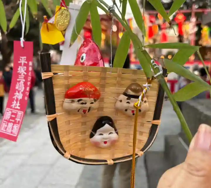 平塚三嶋神社の{uncategorized: "未分類", other: "その他", undefined: "問題あり", building: "その他建物", grave: "お墓", sacred_gate: "鳥居", guardian: "狛犬", statue: "像", buddha: "仏像", history: "歴史", nature: "自然", garden: "庭園", animal: "動物", pagoda: "塔", temizu: "手水舎", mountain_gate: "山門・神門", sanctuary: "本殿・本堂", subordinate: "末社・摂社", art: "芸術", scenery: "景色", jizo: "地蔵", ema: "絵馬", goshuin: "御朱印", omikuji: "おみくじ", items: "授与品その他", amulet: "お守り", goshuincho: "御朱印帳", eats: "食事", festival: "お祭り", votive_dance: "神楽", shichigosan: "七五三参", wedding: "結婚式", experience: "体験その他", initially: "初詣", around: "周辺", anti_infection: "感染症対策"}