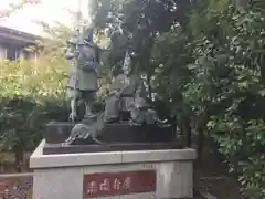 闘鶏神社の像