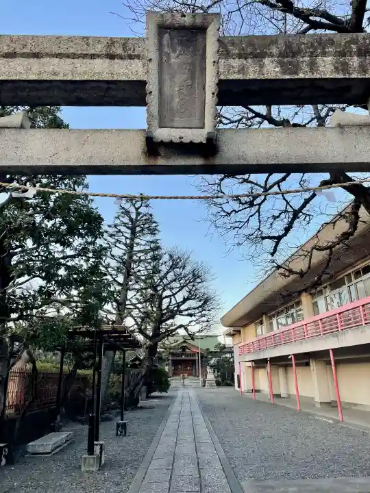 熊野神社の{uncategorized: "未分類", other: "その他", undefined: "問題あり", building: "その他建物", grave: "お墓", sacred_gate: "鳥居", guardian: "狛犬", statue: "像", buddha: "仏像", history: "歴史", nature: "自然", garden: "庭園", animal: "動物", pagoda: "塔", temizu: "手水舎", mountain_gate: "山門・神門", sanctuary: "本殿・本堂", subordinate: "末社・摂社", art: "芸術", scenery: "景色", jizo: "地蔵", ema: "絵馬", goshuin: "御朱印", omikuji: "おみくじ", items: "授与品その他", amulet: "お守り", goshuincho: "御朱印帳", eats: "食事", festival: "お祭り", votive_dance: "神楽", shichigosan: "七五三参", wedding: "結婚式", experience: "体験その他", initially: "初詣", around: "周辺", anti_infection: "感染症対策"}
