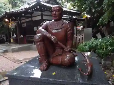 安居神社の像