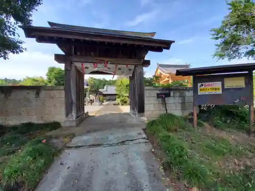 宝性寺の山門