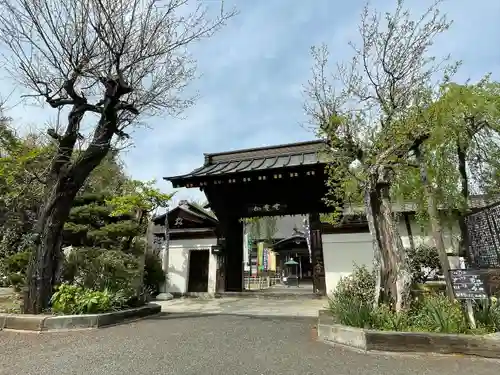 西光寺の山門