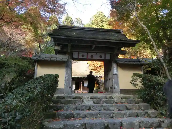 寂光院の山門・神門
