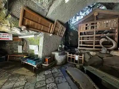 銭洗弁財天宇賀福神社の{uncategorized: "未分類", other: "その他", undefined: "問題あり", building: "その他建物", grave: "お墓", sacred_gate: "鳥居", guardian: "狛犬", statue: "像", buddha: "仏像", history: "歴史", nature: "自然", garden: "庭園", animal: "動物", pagoda: "塔", temizu: "手水舎", mountain_gate: "山門・神門", sanctuary: "本殿・本堂", subordinate: "末社・摂社", art: "芸術", scenery: "景色", jizo: "地蔵", ema: "絵馬", goshuin: "御朱印", omikuji: "おみくじ", items: "授与品その他", amulet: "お守り", goshuincho: "御朱印帳", eats: "食事", festival: "お祭り", votive_dance: "神楽", shichigosan: "七五三参", wedding: "結婚式", experience: "体験その他", initially: "初詣", around: "周辺", anti_infection: "感染症対策"}