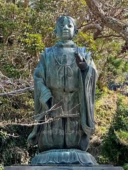 誕生寺の像