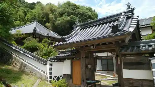 誕生寺の山門