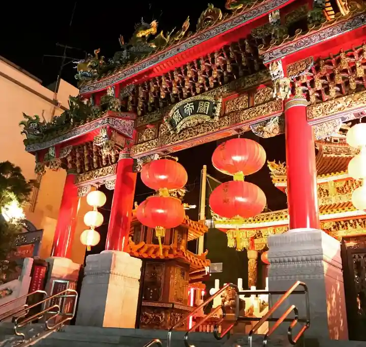 横濱関帝廟の山門・神門