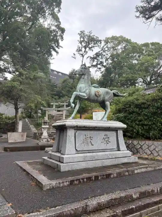 遠石八幡宮の{uncategorized: "未分類", other: "その他", undefined: "問題あり", building: "その他建物", grave: "お墓", sacred_gate: "鳥居", guardian: "狛犬", statue: "像", buddha: "仏像", history: "歴史", nature: "自然", garden: "庭園", animal: "動物", pagoda: "塔", temizu: "手水舎", mountain_gate: "山門・神門", sanctuary: "本殿・本堂", subordinate: "末社・摂社", art: "芸術", scenery: "景色", jizo: "地蔵", ema: "絵馬", goshuin: "御朱印", omikuji: "おみくじ", items: "授与品その他", amulet: "お守り", goshuincho: "御朱印帳", eats: "食事", festival: "お祭り", votive_dance: "神楽", shichigosan: "七五三参", wedding: "結婚式", experience: "体験その他", initially: "初詣", around: "周辺", anti_infection: "感染症対策"}