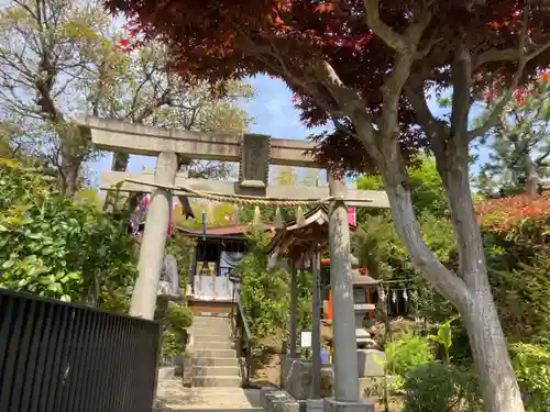 横浜御嶽神社の鳥居