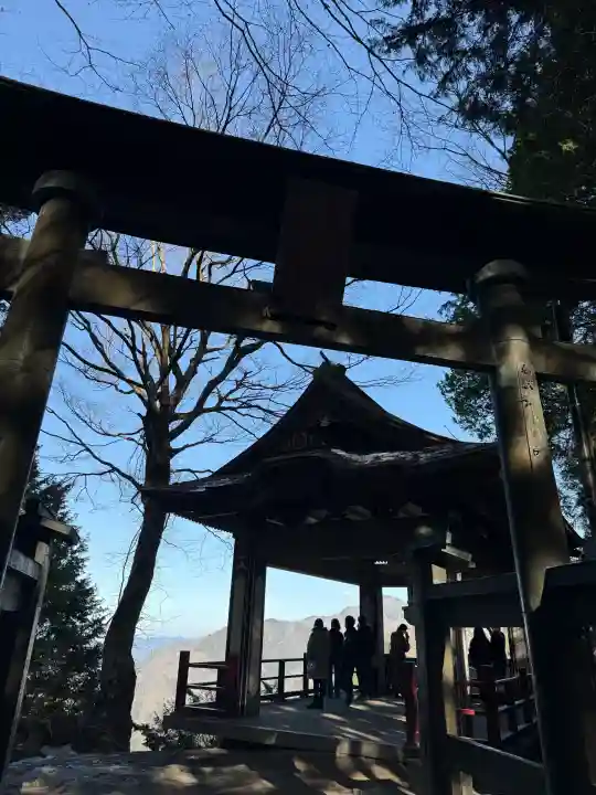 三峯神社の{uncategorized: "未分類", other: "その他", undefined: "問題あり", building: "その他建物", grave: "お墓", sacred_gate: "鳥居", guardian: "狛犬", statue: "像", buddha: "仏像", history: "歴史", nature: "自然", garden: "庭園", animal: "動物", pagoda: "塔", temizu: "手水舎", mountain_gate: "山門・神門", sanctuary: "本殿・本堂", subordinate: "末社・摂社", art: "芸術", scenery: "景色", jizo: "地蔵", ema: "絵馬", goshuin: "御朱印", omikuji: "おみくじ", items: "授与品その他", amulet: "お守り", goshuincho: "御朱印帳", eats: "食事", festival: "お祭り", votive_dance: "神楽", shichigosan: "七五三参", wedding: "結婚式", experience: "体験その他", initially: "初詣", around: "周辺", anti_infection: "感染症対策"}