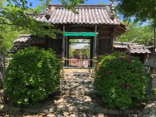 普門寺の山門