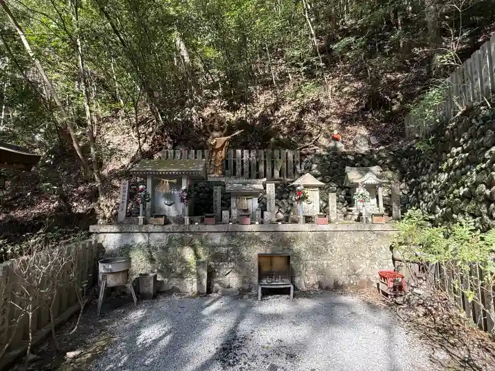 大本山七宝瀧寺の{uncategorized: "未分類", other: "その他", undefined: "問題あり", building: "その他建物", grave: "お墓", sacred_gate: "鳥居", guardian: "狛犬", statue: "像", buddha: "仏像", history: "歴史", nature: "自然", garden: "庭園", animal: "動物", pagoda: "塔", temizu: "手水舎", mountain_gate: "山門・神門", sanctuary: "本殿・本堂", subordinate: "末社・摂社", art: "芸術", scenery: "景色", jizo: "地蔵", ema: "絵馬", goshuin: "御朱印", omikuji: "おみくじ", items: "授与品その他", amulet: "お守り", goshuincho: "御朱印帳", eats: "食事", festival: "お祭り", votive_dance: "神楽", shichigosan: "七五三参", wedding: "結婚式", experience: "体験その他", initially: "初詣", around: "周辺", anti_infection: "感染症対策"}