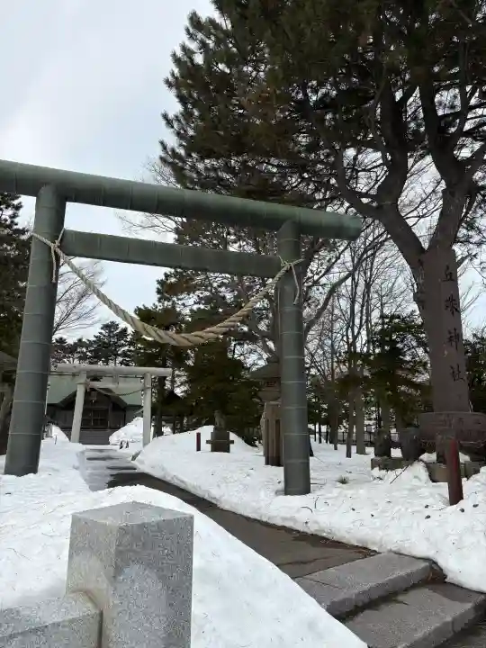 丘珠神社の{uncategorized: "未分類", other: "その他", undefined: "問題あり", building: "その他建物", grave: "お墓", sacred_gate: "鳥居", guardian: "狛犬", statue: "像", buddha: "仏像", history: "歴史", nature: "自然", garden: "庭園", animal: "動物", pagoda: "塔", temizu: "手水舎", mountain_gate: "山門・神門", sanctuary: "本殿・本堂", subordinate: "末社・摂社", art: "芸術", scenery: "景色", jizo: "地蔵", ema: "絵馬", goshuin: "御朱印", omikuji: "おみくじ", items: "授与品その他", amulet: "お守り", goshuincho: "御朱印帳", eats: "食事", festival: "お祭り", votive_dance: "神楽", shichigosan: "七五三参", wedding: "結婚式", experience: "体験その他", initially: "初詣", around: "周辺", anti_infection: "感染症対策"}