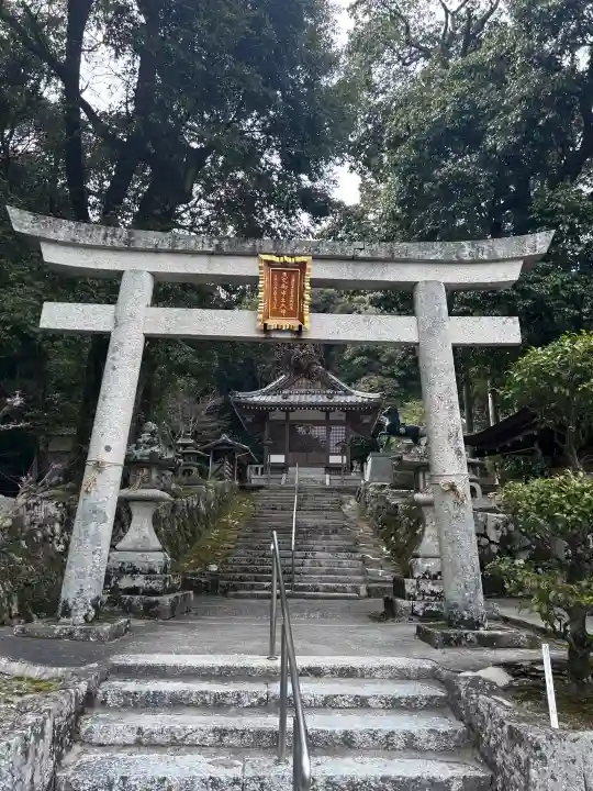 天之御中主尊神社の{uncategorized: "未分類", other: "その他", undefined: "問題あり", building: "その他建物", grave: "お墓", sacred_gate: "鳥居", guardian: "狛犬", statue: "像", buddha: "仏像", history: "歴史", nature: "自然", garden: "庭園", animal: "動物", pagoda: "塔", temizu: "手水舎", mountain_gate: "山門・神門", sanctuary: "本殿・本堂", subordinate: "末社・摂社", art: "芸術", scenery: "景色", jizo: "地蔵", ema: "絵馬", goshuin: "御朱印", omikuji: "おみくじ", items: "授与品その他", amulet: "お守り", goshuincho: "御朱印帳", eats: "食事", festival: "お祭り", votive_dance: "神楽", shichigosan: "七五三参", wedding: "結婚式", experience: "体験その他", initially: "初詣", around: "周辺", anti_infection: "感染症対策"}