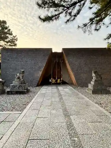 鳥飼八幡宮の{uncategorized: "未分類", other: "その他", undefined: "問題あり", building: "その他建物", grave: "お墓", sacred_gate: "鳥居", guardian: "狛犬", statue: "像", buddha: "仏像", history: "歴史", nature: "自然", garden: "庭園", animal: "動物", pagoda: "塔", temizu: "手水舎", mountain_gate: "山門・神門", sanctuary: "本殿・本堂", subordinate: "末社・摂社", art: "芸術", scenery: "景色", jizo: "地蔵", ema: "絵馬", goshuin: "御朱印", omikuji: "おみくじ", items: "授与品その他", amulet: "お守り", goshuincho: "御朱印帳", eats: "食事", festival: "お祭り", votive_dance: "神楽", shichigosan: "七五三参", wedding: "結婚式", experience: "体験その他", initially: "初詣", around: "周辺", anti_infection: "感染症対策"}