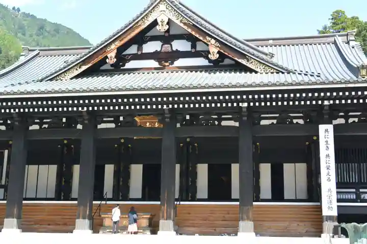 久遠寺の本殿・本堂