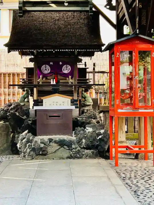 被官稲荷神社の{uncategorized: "未分類", other: "その他", undefined: "問題あり", building: "その他建物", grave: "お墓", sacred_gate: "鳥居", guardian: "狛犬", statue: "像", buddha: "仏像", history: "歴史", nature: "自然", garden: "庭園", animal: "動物", pagoda: "塔", temizu: "手水舎", mountain_gate: "山門・神門", sanctuary: "本殿・本堂", subordinate: "末社・摂社", art: "芸術", scenery: "景色", jizo: "地蔵", ema: "絵馬", goshuin: "御朱印", omikuji: "おみくじ", items: "授与品その他", amulet: "お守り", goshuincho: "御朱印帳", eats: "食事", festival: "お祭り", votive_dance: "神楽", shichigosan: "七五三参", wedding: "結婚式", experience: "体験その他", initially: "初詣", around: "周辺", anti_infection: "感染症対策"}
