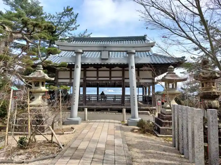 常宮神社の{uncategorized: "未分類", other: "その他", undefined: "問題あり", building: "その他建物", grave: "お墓", sacred_gate: "鳥居", guardian: "狛犬", statue: "像", buddha: "仏像", history: "歴史", nature: "自然", garden: "庭園", animal: "動物", pagoda: "塔", temizu: "手水舎", mountain_gate: "山門・神門", sanctuary: "本殿・本堂", subordinate: "末社・摂社", art: "芸術", scenery: "景色", jizo: "地蔵", ema: "絵馬", goshuin: "御朱印", omikuji: "おみくじ", items: "授与品その他", amulet: "お守り", goshuincho: "御朱印帳", eats: "食事", festival: "お祭り", votive_dance: "神楽", shichigosan: "七五三参", wedding: "結婚式", experience: "体験その他", initially: "初詣", around: "周辺", anti_infection: "感染症対策"}
