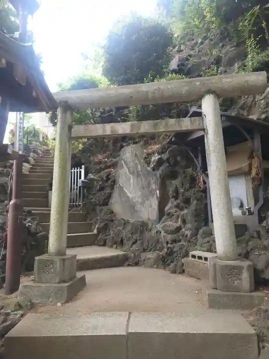 品川神社の{uncategorized: "未分類", other: "その他", undefined: "問題あり", building: "その他建物", grave: "お墓", sacred_gate: "鳥居", guardian: "狛犬", statue: "像", buddha: "仏像", history: "歴史", nature: "自然", garden: "庭園", animal: "動物", pagoda: "塔", temizu: "手水舎", mountain_gate: "山門・神門", sanctuary: "本殿・本堂", subordinate: "末社・摂社", art: "芸術", scenery: "景色", jizo: "地蔵", ema: "絵馬", goshuin: "御朱印", omikuji: "おみくじ", items: "授与品その他", amulet: "お守り", goshuincho: "御朱印帳", eats: "食事", festival: "お祭り", votive_dance: "神楽", shichigosan: "七五三参", wedding: "結婚式", experience: "体験その他", initially: "初詣", around: "周辺", anti_infection: "感染症対策"}