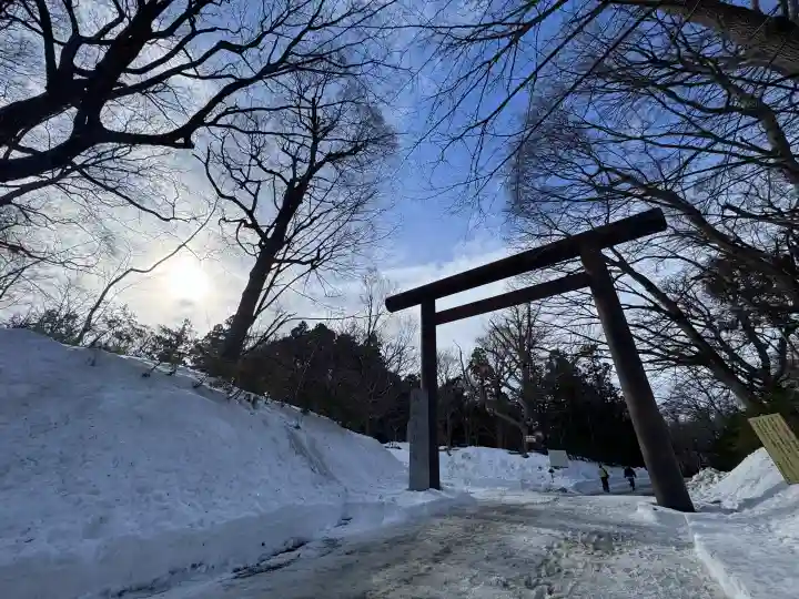 北海道神宮の{uncategorized: "未分類", other: "その他", undefined: "問題あり", building: "その他建物", grave: "お墓", sacred_gate: "鳥居", guardian: "狛犬", statue: "像", buddha: "仏像", history: "歴史", nature: "自然", garden: "庭園", animal: "動物", pagoda: "塔", temizu: "手水舎", mountain_gate: "山門・神門", sanctuary: "本殿・本堂", subordinate: "末社・摂社", art: "芸術", scenery: "景色", jizo: "地蔵", ema: "絵馬", goshuin: "御朱印", omikuji: "おみくじ", items: "授与品その他", amulet: "お守り", goshuincho: "御朱印帳", eats: "食事", festival: "お祭り", votive_dance: "神楽", shichigosan: "七五三参", wedding: "結婚式", experience: "体験その他", initially: "初詣", around: "周辺", anti_infection: "感染症対策"}