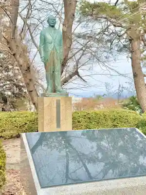 鳥谷崎神社の{uncategorized: "未分類", other: "その他", undefined: "問題あり", building: "その他建物", grave: "お墓", sacred_gate: "鳥居", guardian: "狛犬", statue: "像", buddha: "仏像", history: "歴史", nature: "自然", garden: "庭園", animal: "動物", pagoda: "塔", temizu: "手水舎", mountain_gate: "山門・神門", sanctuary: "本殿・本堂", subordinate: "末社・摂社", art: "芸術", scenery: "景色", jizo: "地蔵", ema: "絵馬", goshuin: "御朱印", omikuji: "おみくじ", items: "授与品その他", amulet: "お守り", goshuincho: "御朱印帳", eats: "食事", festival: "お祭り", votive_dance: "神楽", shichigosan: "七五三参", wedding: "結婚式", experience: "体験その他", initially: "初詣", around: "周辺", anti_infection: "感染症対策"}